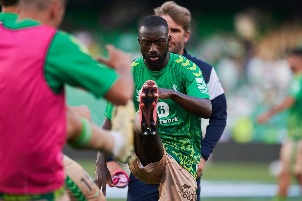 Sabaly en el calentamiento del Real Betis - UD Almería | Salvador López Medina para El MIRA