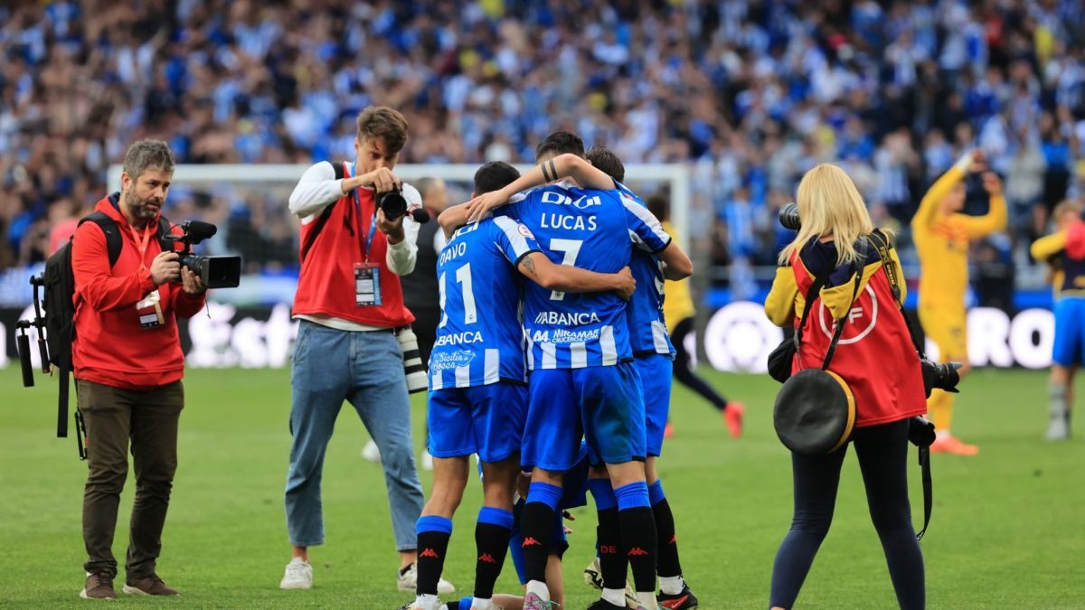 Lucas Pérez celebra junto a sus compañeros el ascenso del Deportivo de La Coruña