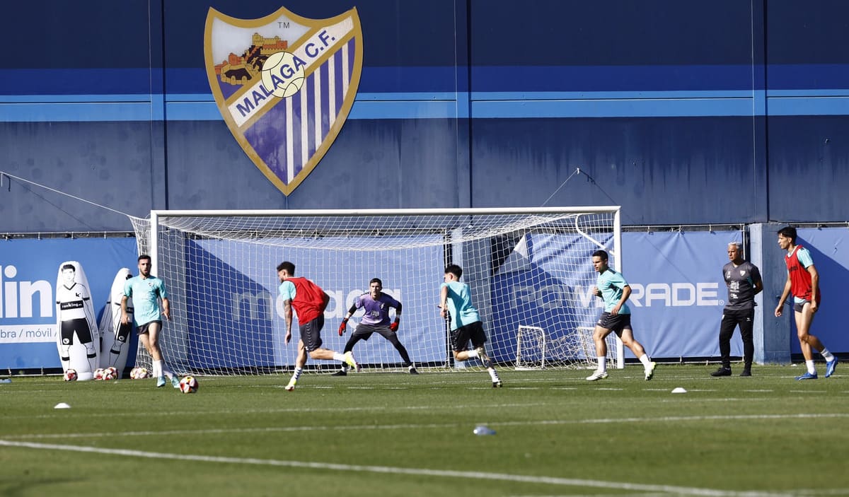 Primera sesión de entrenamiento antes del derbi entre el Málaga CF y el Antequera CF