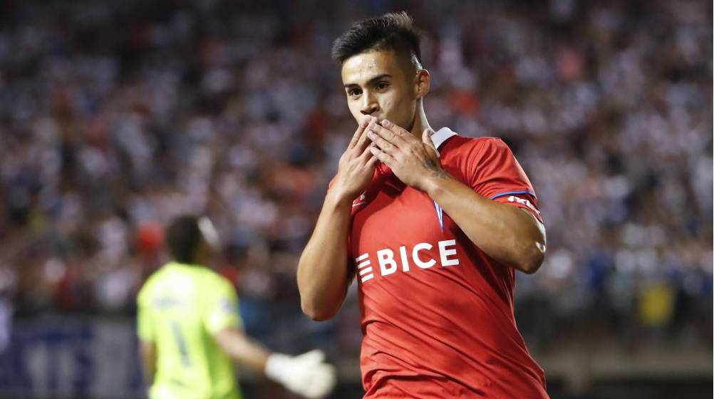 Alexander Aravena celebra un gol con la CD Universidad Católica