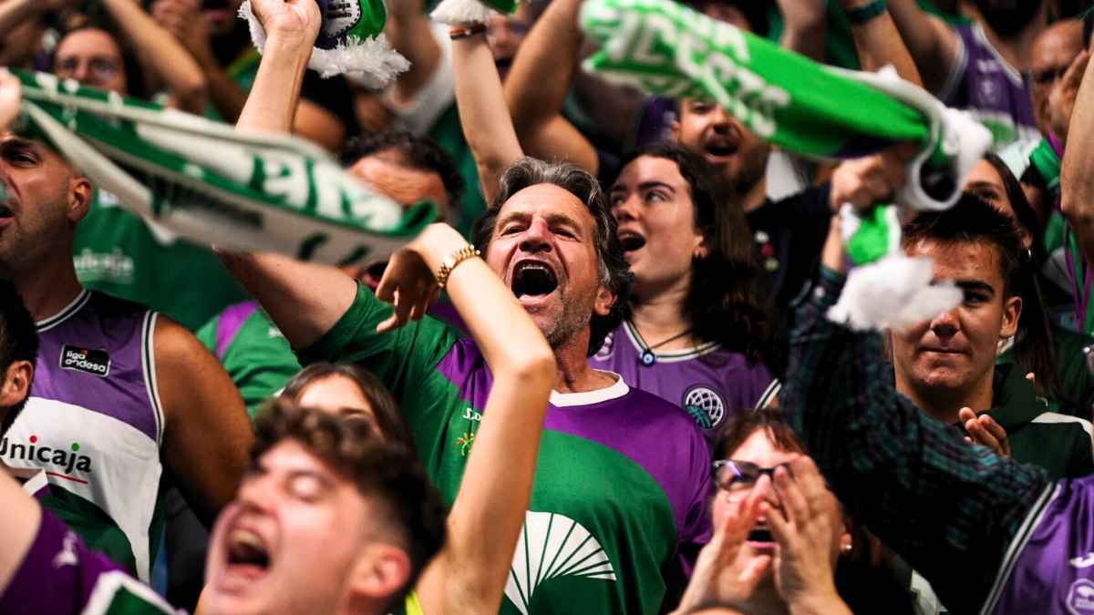 Aficionados del Unicaja Baloncesto en el Martín Carpena