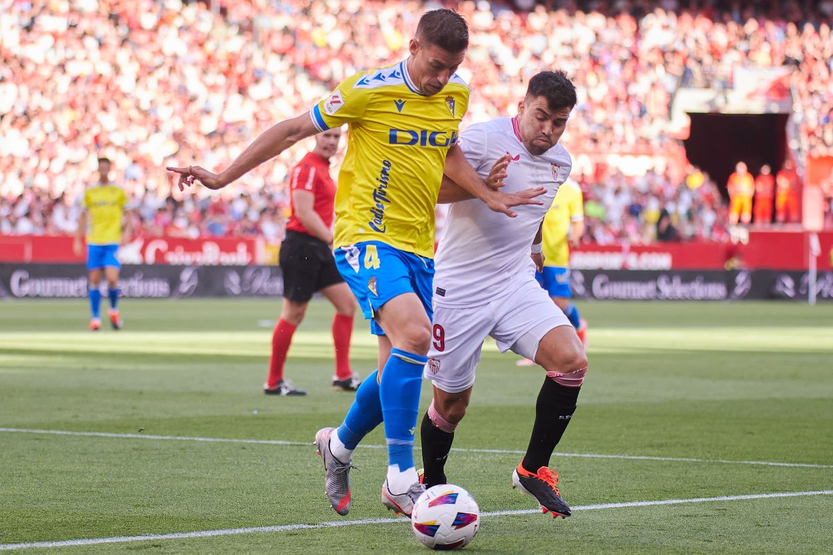 Rubén Alcaraz y Marcos Acuña en el Sevilla FC - Cádiz CF | Salvador López Medina para El MIRA