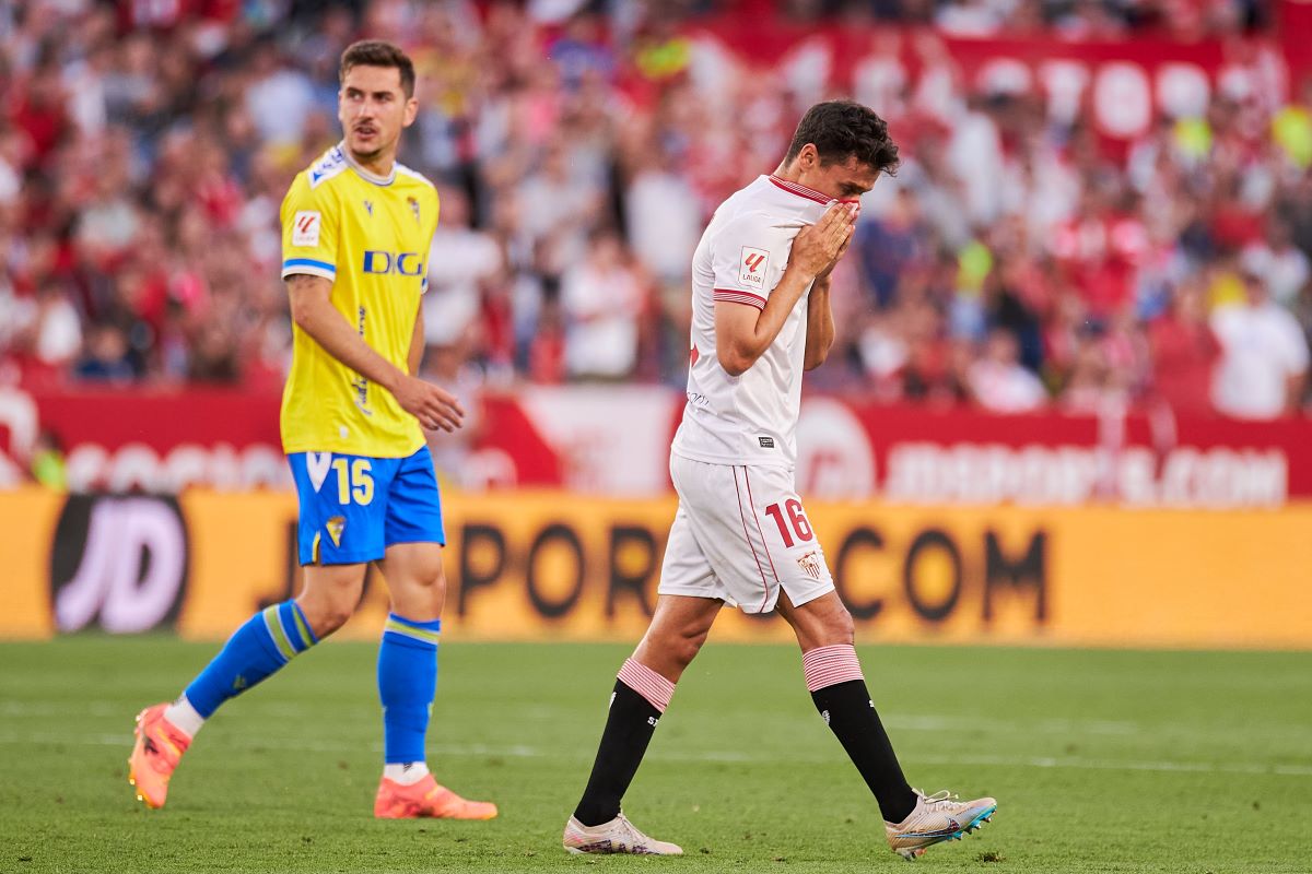 Jesús Navas emocionado durante su cambio en el Sevilla FC - Cádiz CF | Salvador López Medina para El MIRA