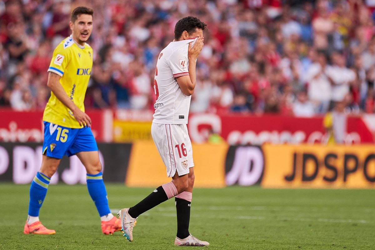 Jesús Navas emocionado durante su cambio en el Sevilla FC - Cádiz CF | Salvador López Medina para El MIRA