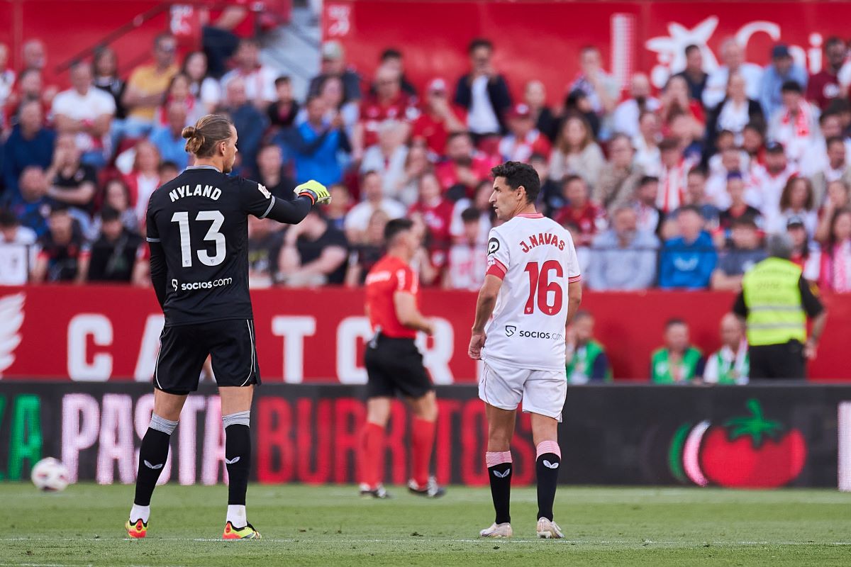 Jesús Navas y Nyland en el Sevilla FC - Cádiz CF | Salvador López Medina para El MIRA
