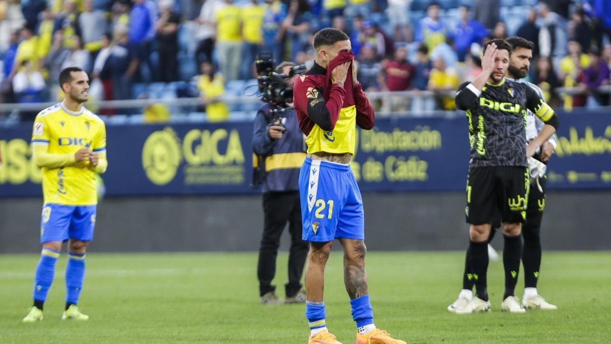 Roger Martí llora tras el descenso a Segunda División del Cádiz CF