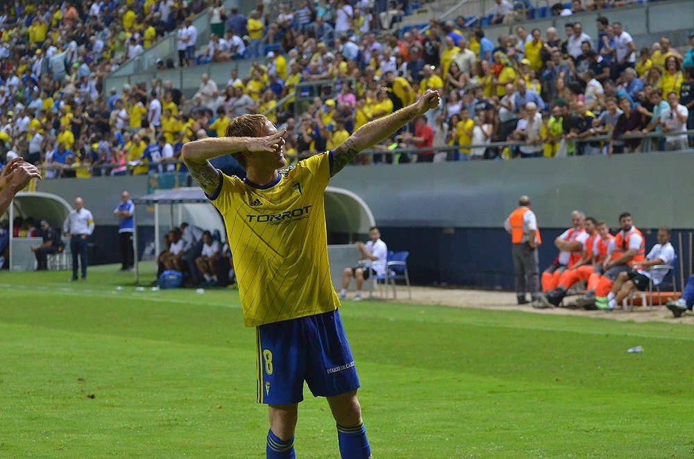 Álex Fernández celebra un gol con la camiseta del Cádiz CF