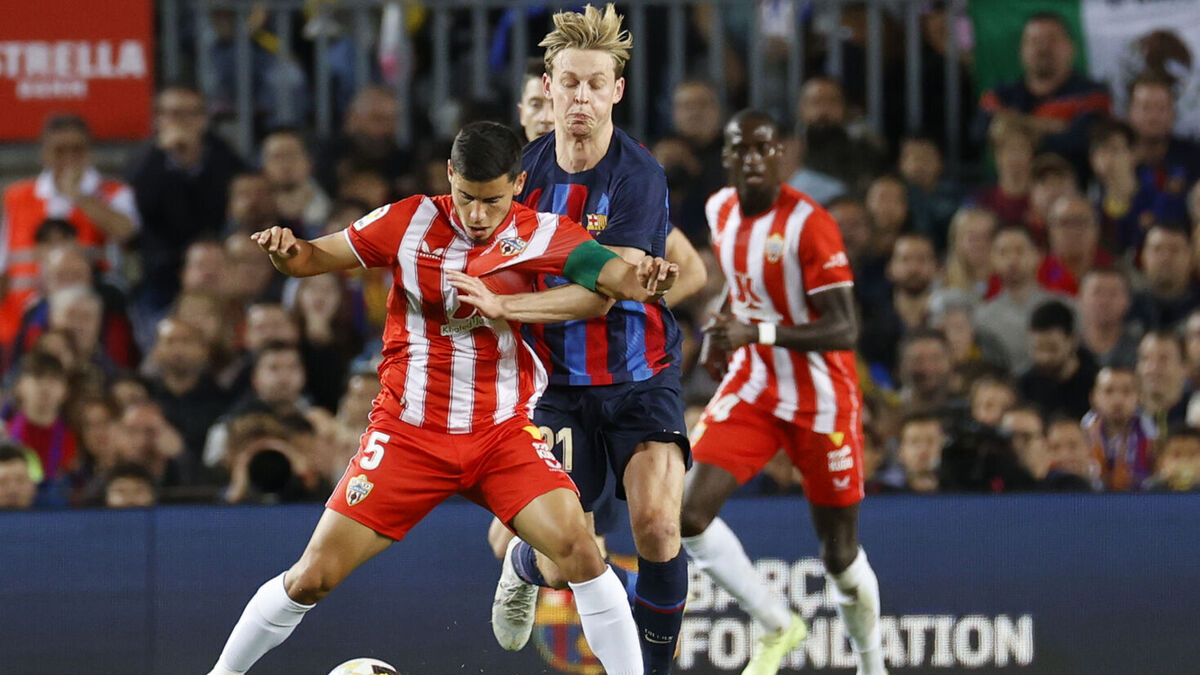 Lucas Robertone y Frenkie de Jong en un FC Barcelona - UD Almería