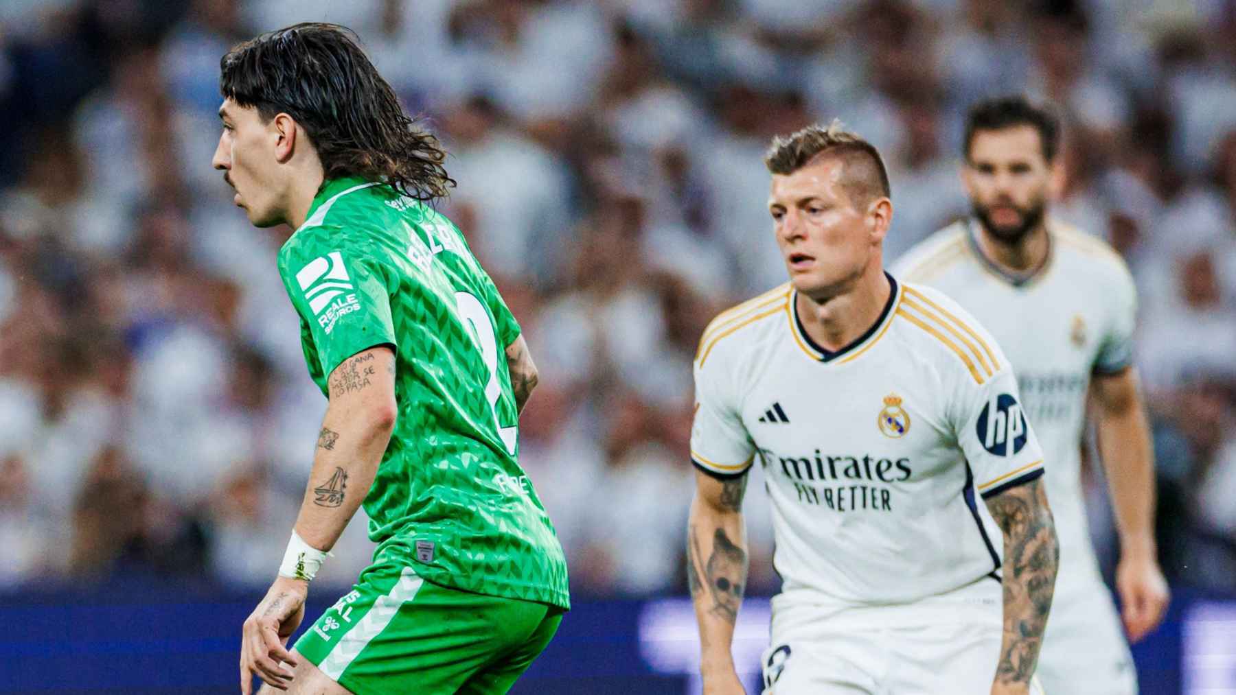 Héctor Bellerín y Toni Kroos en el Real Madrid - Real Betis | Foto: RBB