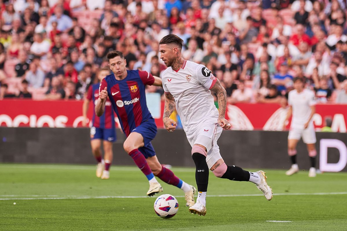 Sergio Ramos y Lewandowski en el Sevilla FC - FC Barcelona | Salvador López Medina para El MIRA