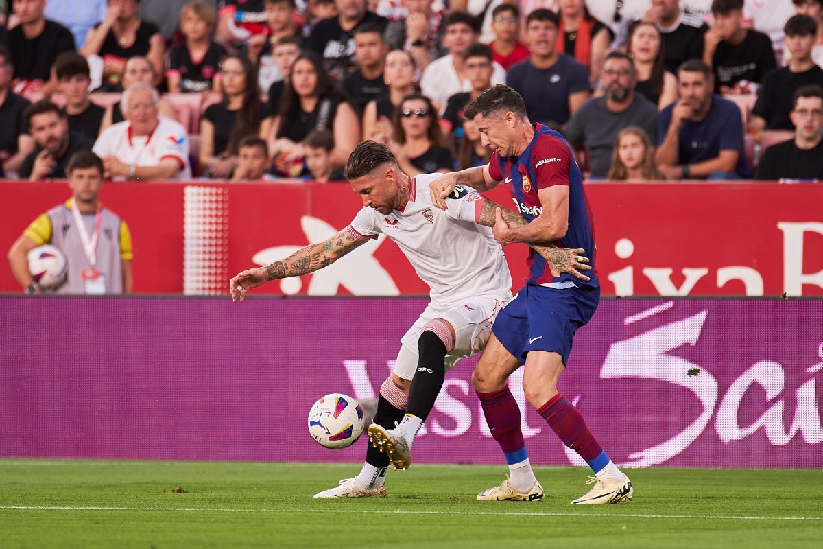 Sergio Ramos y Lewandowski en el Sevilla FC - FC Barcelona | Salvador López Medina para El MIRA