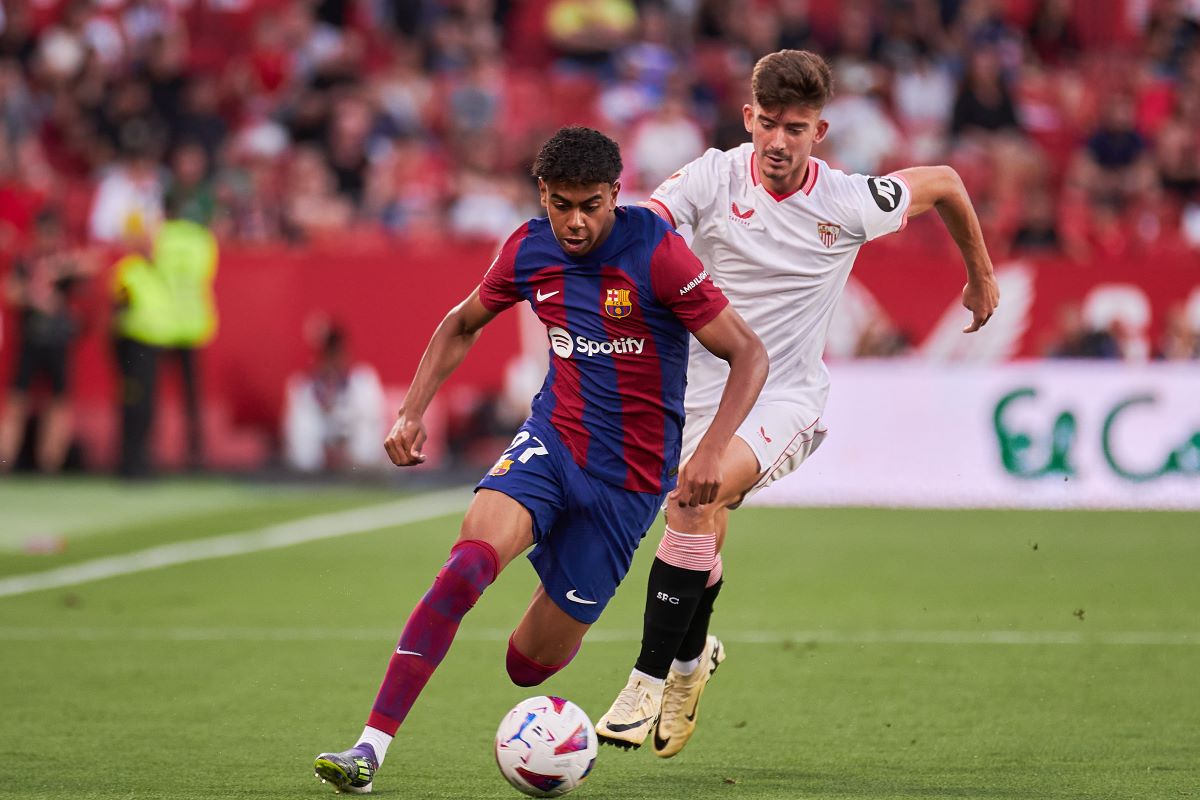 Lamine Yamal y Kike Salas en el Sevilla FC - FC Barcelona | Salvador López Medina para El MIRA