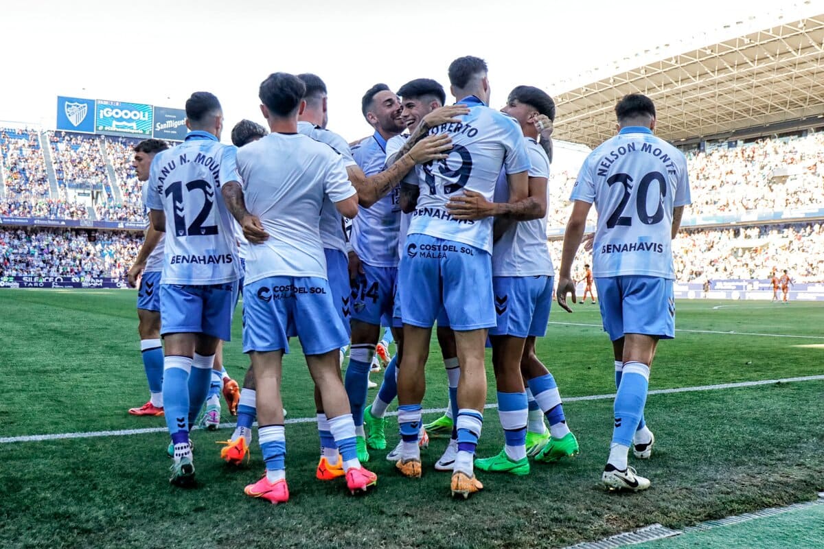 Jugadores del Málaga CF en el estadio La Rosaleda