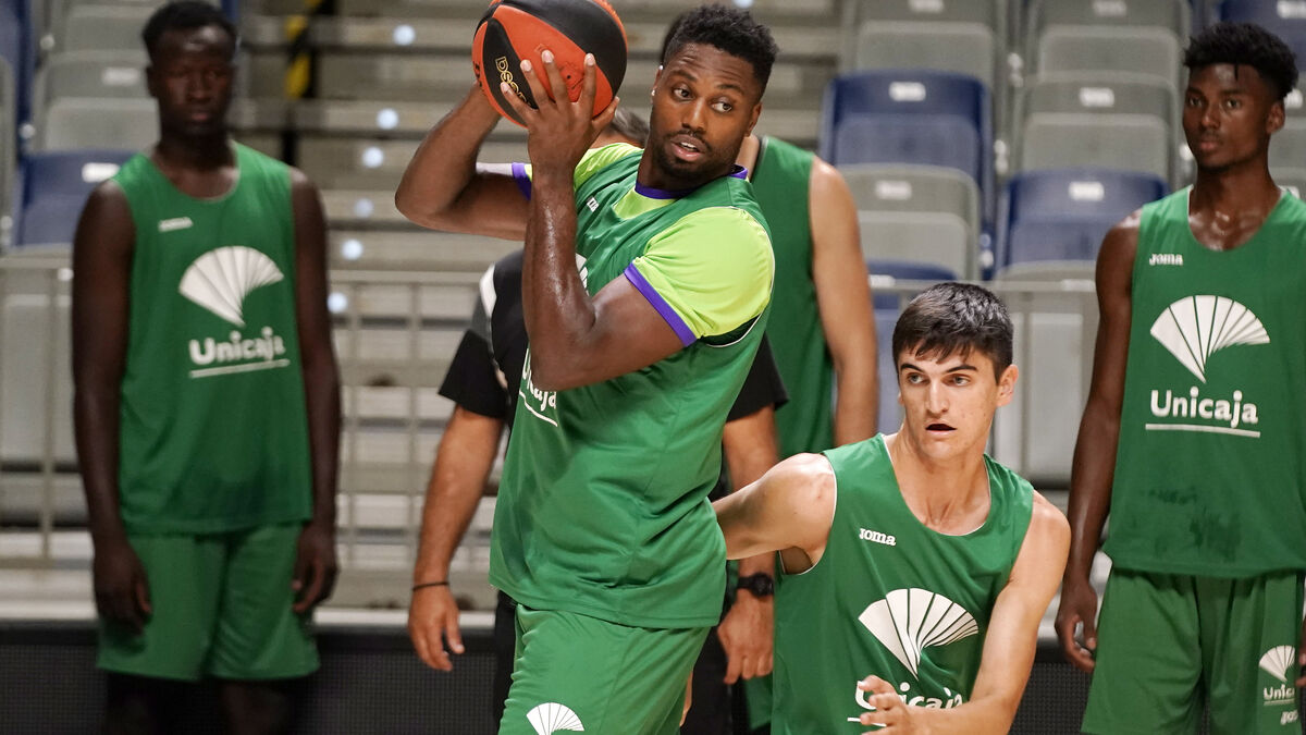 Melvin Ejim, durante un entrenamiento con el Unicaja Baloncesto