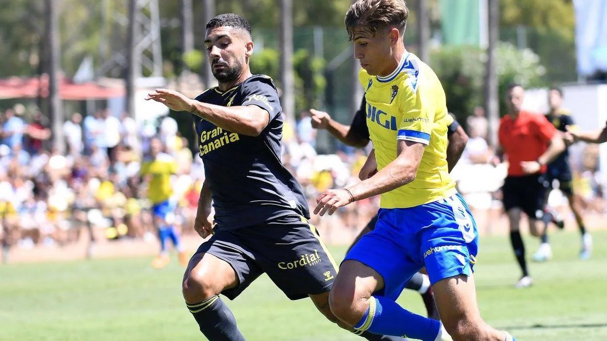 José Antonio de la Rosa juega un partido de pretemporada con el Cádiz CF