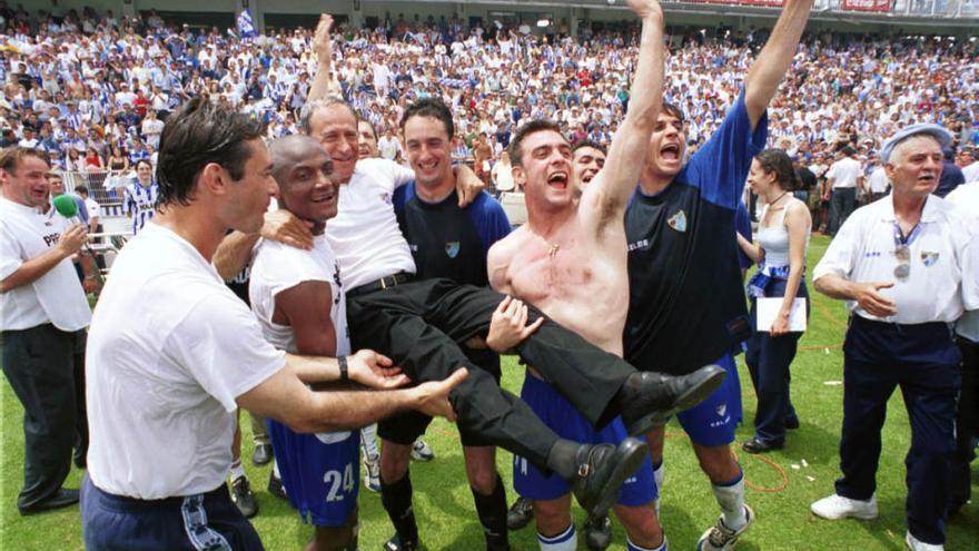 Jugadores del Málaga CF celebrando el ascenso del equipo