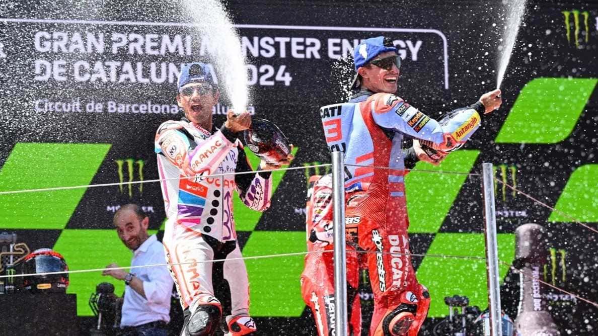Motogp.com. Marc Márquez y Jorge Martín celebrando en el GP de Catalunya 2025.