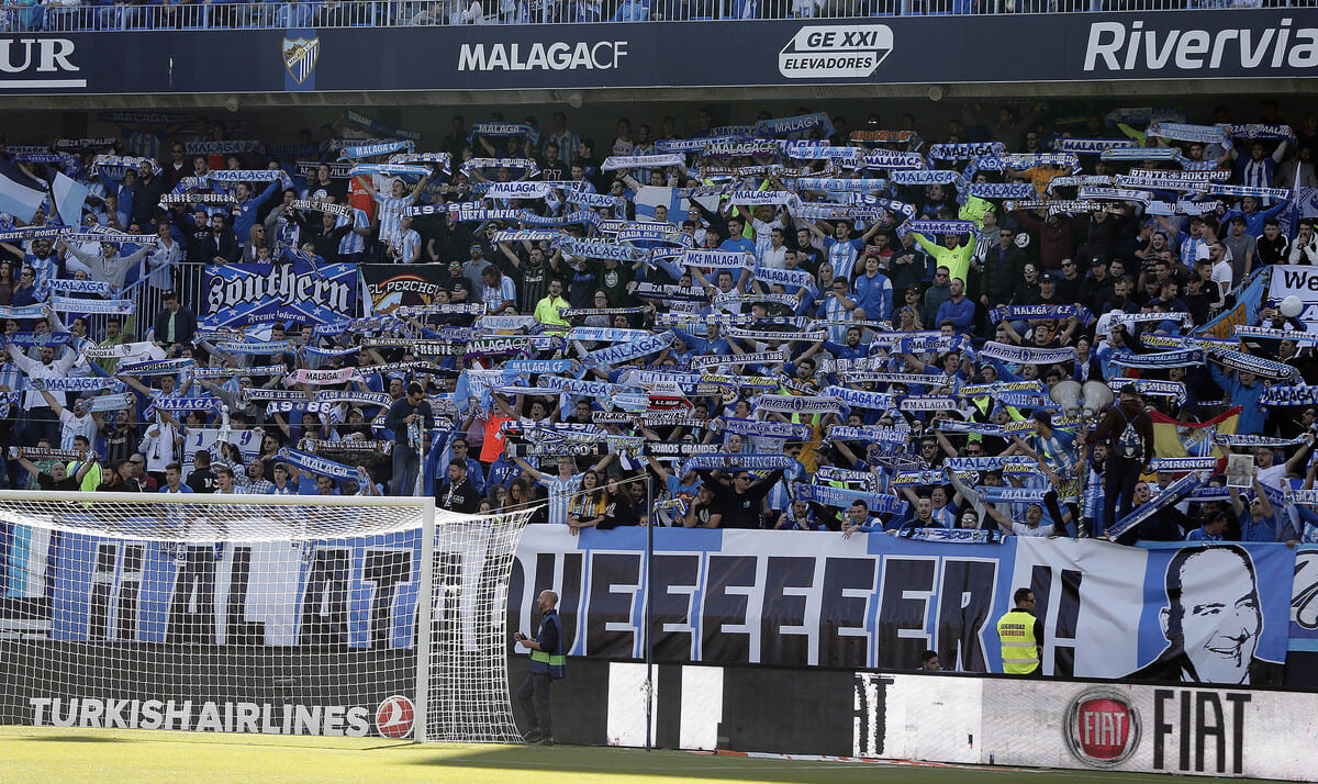 Aficionados del Málaga CF en el estadio La Rosaleda