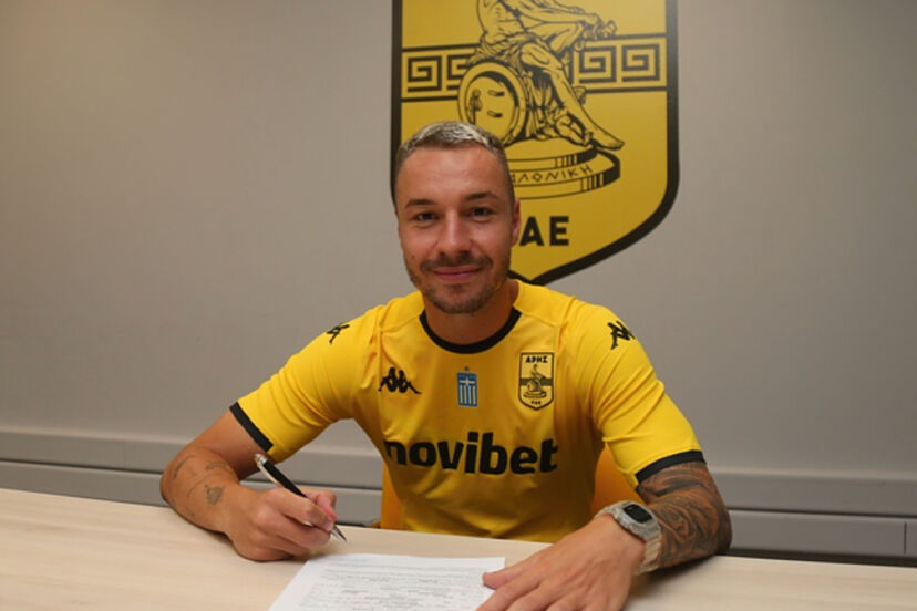 Loren Morón durante su fichaje por el Aris Salónica