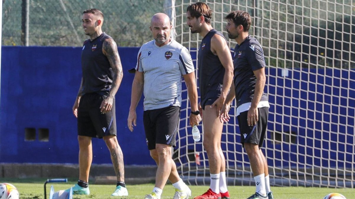 Paco López y Roger Martí durante un entrenamiento en el Levante UD