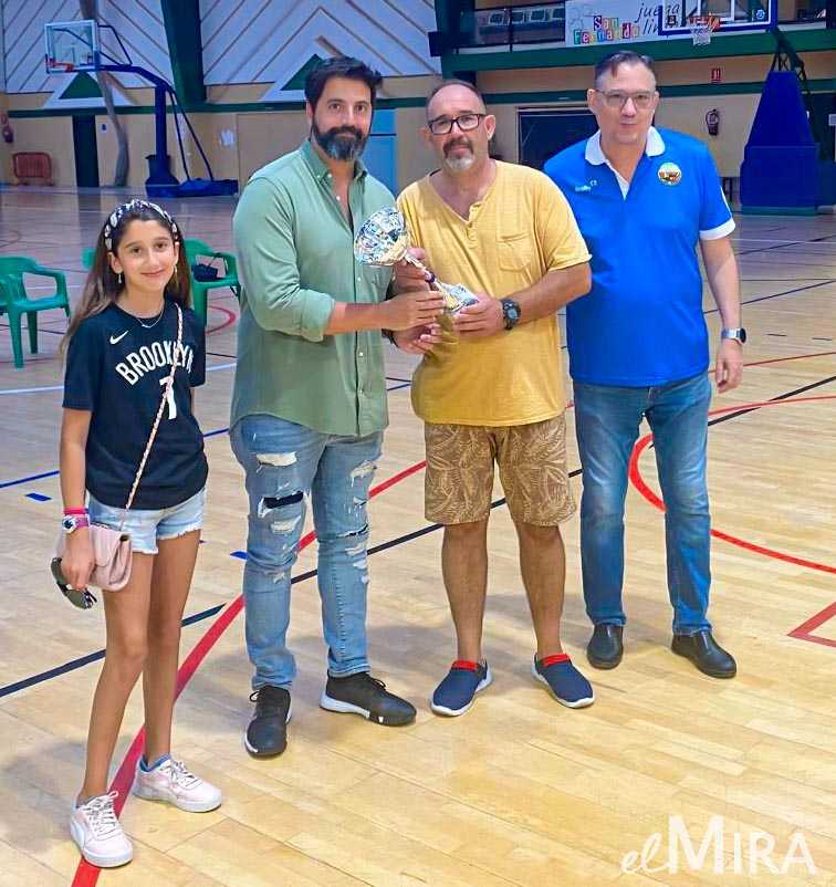Jaime Núñez, CEO del Grupo MIRA, entrega el trofeo al entrenador del equipo campeón de la Liga El MIRA