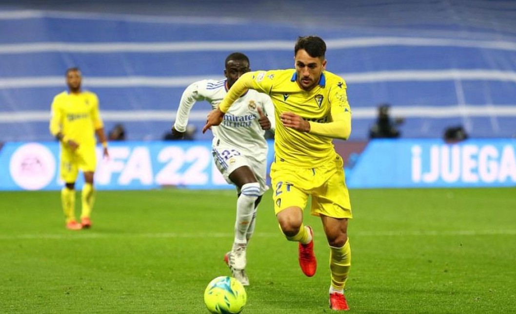 Iván Chapela durante un Real Madrid - Cádiz CF