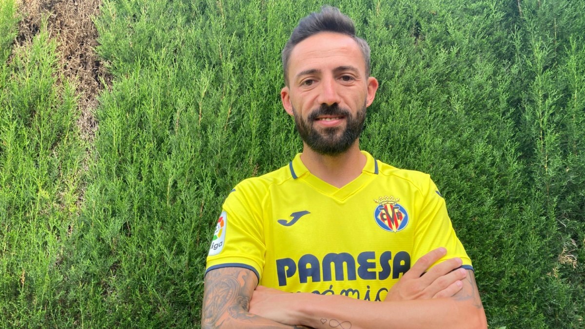 José Luis Morales posa con la camiseta del Villarreal CF