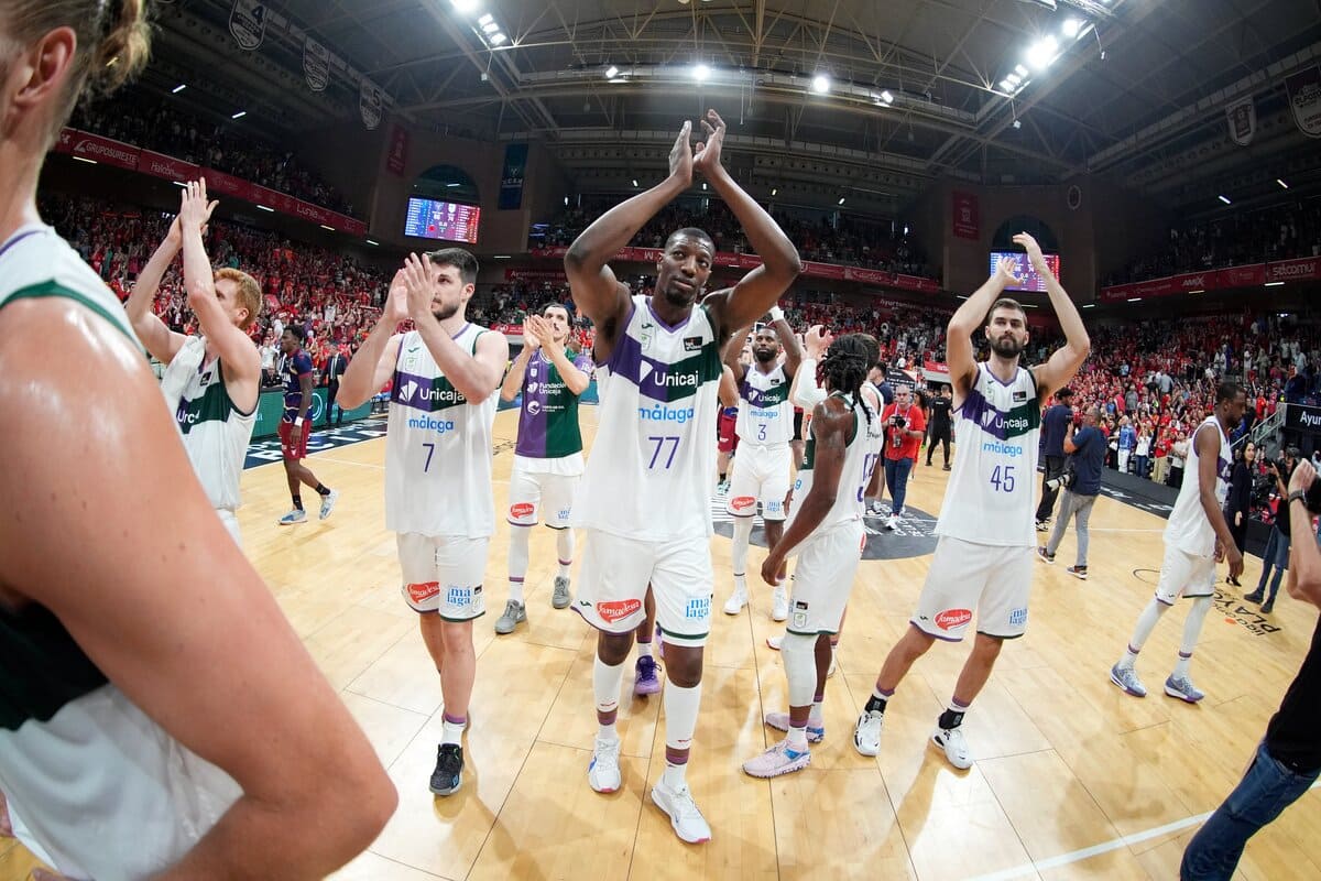 Jugadores del Unicaja Baloncesto agradeciendo el apoyo de la afición