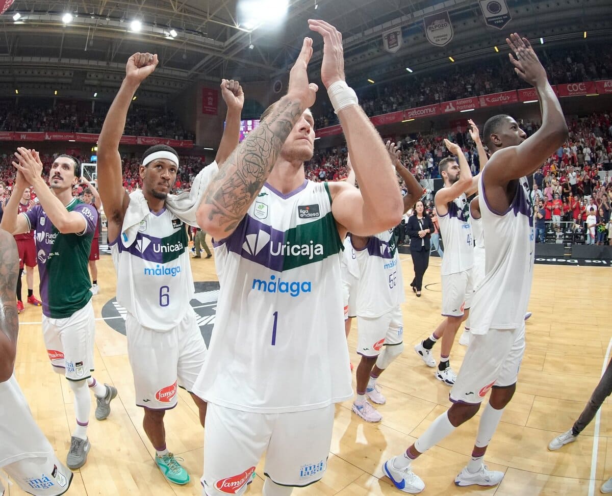 Jugadores del Unicaja Baloncesto celebrando la victoria ante el UCAM Murcia