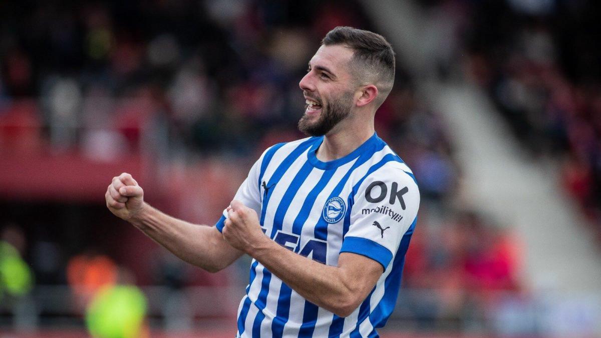 Luis Rioja celebra un gol con la camiseta del Deportivo Alavés