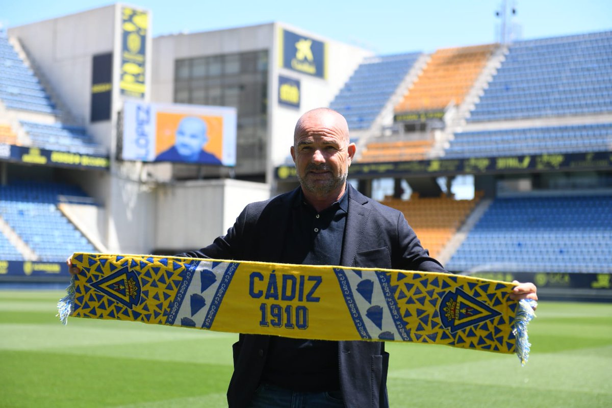 Paco López posa con los colores del Cádiz CF en el Nuevo Mirandilla | CCF