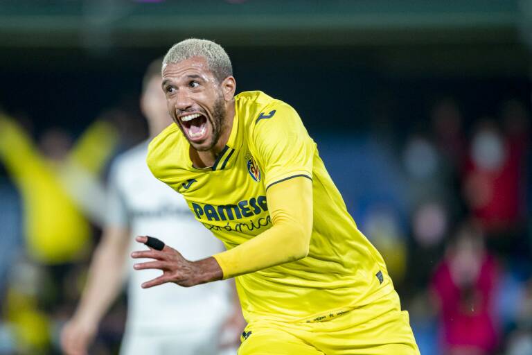 Étienne Capoue celebra un gol con el Villarreal CF