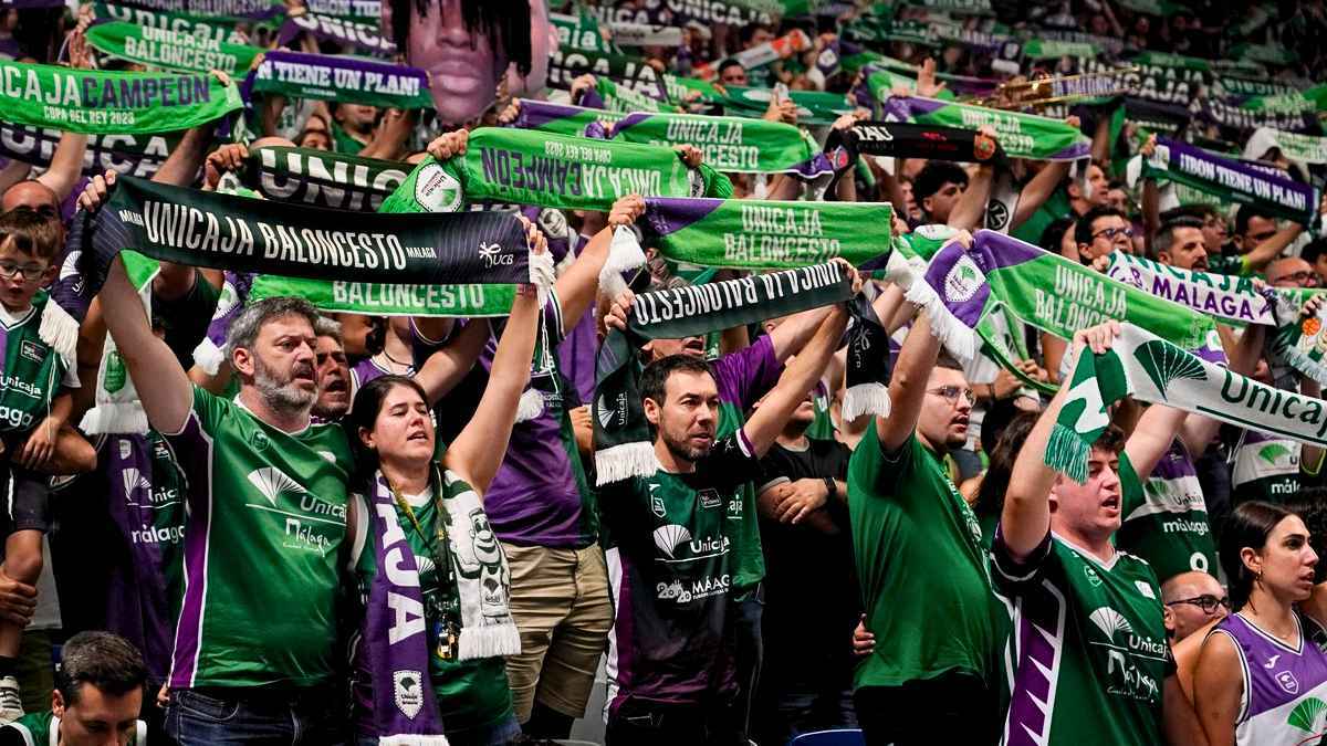 Aficionados del Unicaja Baloncesto en el pabellón Martín Carpena de Málaga