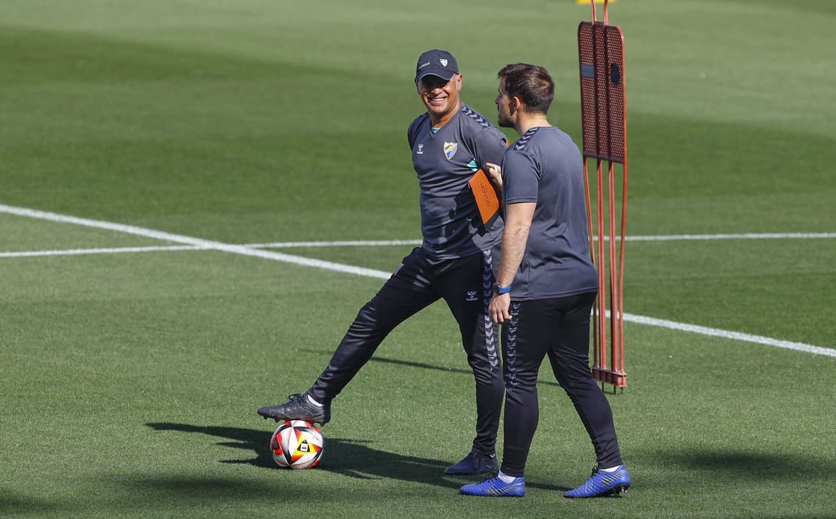 Sergio Pellicer dirigiendo un entrenamiento del Málaga CF