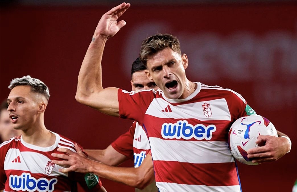Lucas Boyé celebra un gol con el Granada CF