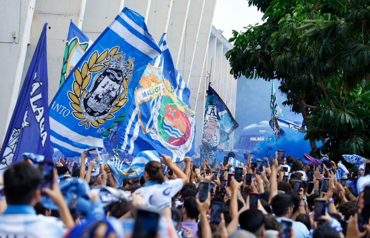 Aficionados del Málaga CF recibiendo el autobús del equipo