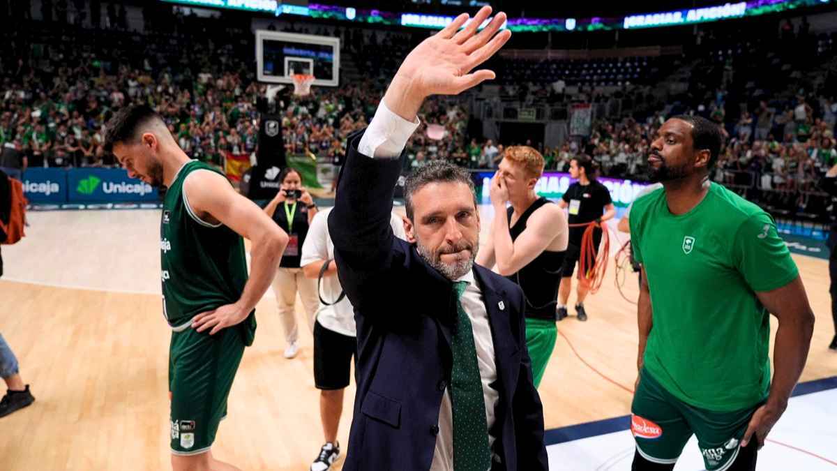 Ibon Navarro, entrenador del Unicaja Baloncesto, con varios jugadores del equipo