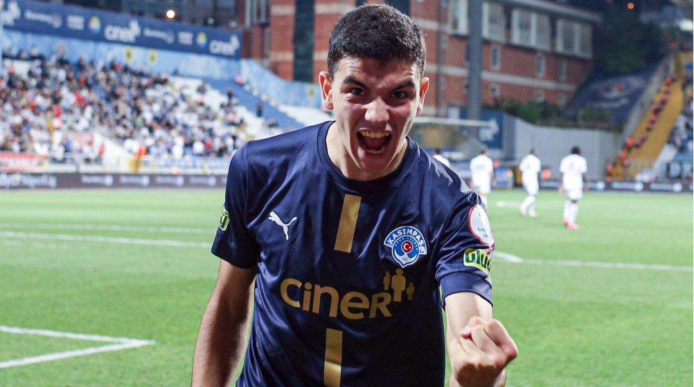 Yasin Özcan celebra un gol anotado con la elástica del Kasimpasa