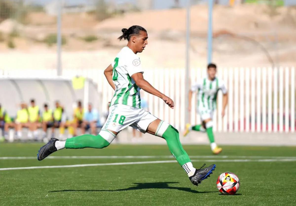 Yanis Senhadji durante un partido con la elástica del filial del Real Betis