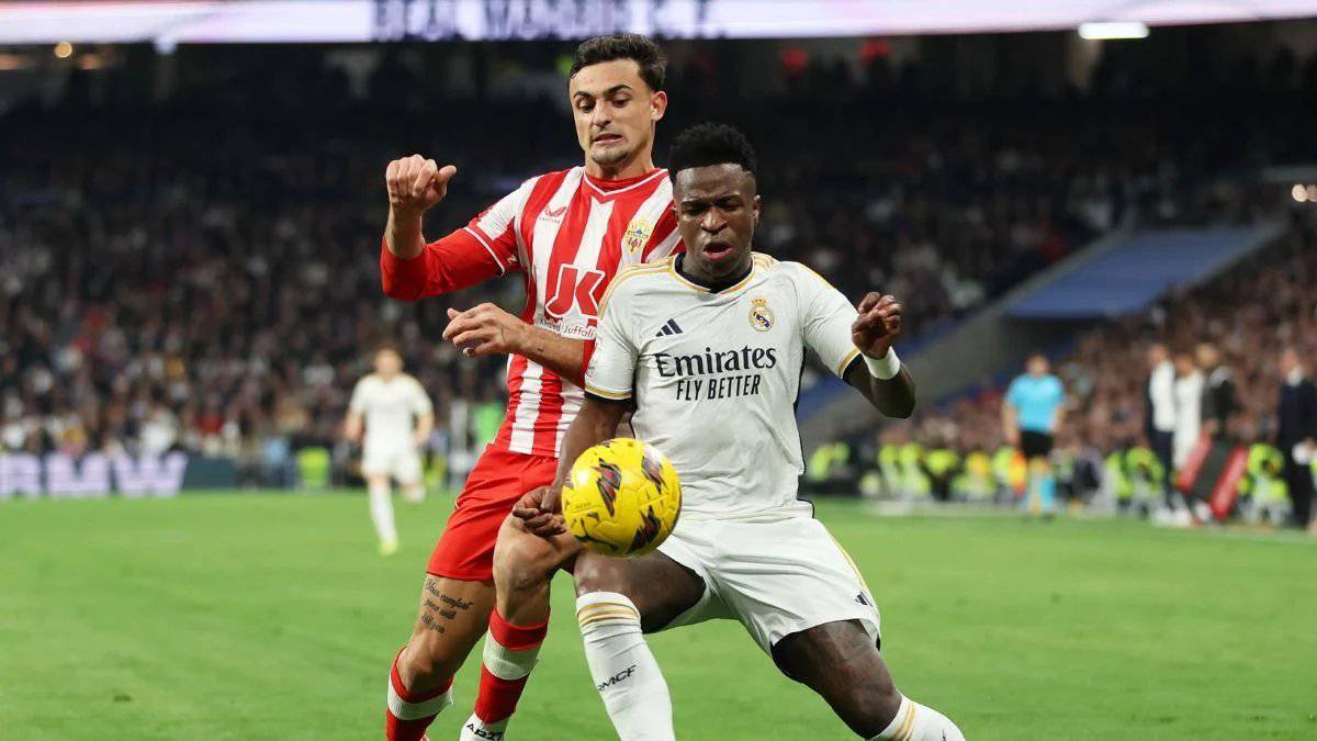 Marc Pubill y Vinicius Jr en el Real Madrid - UD Almería