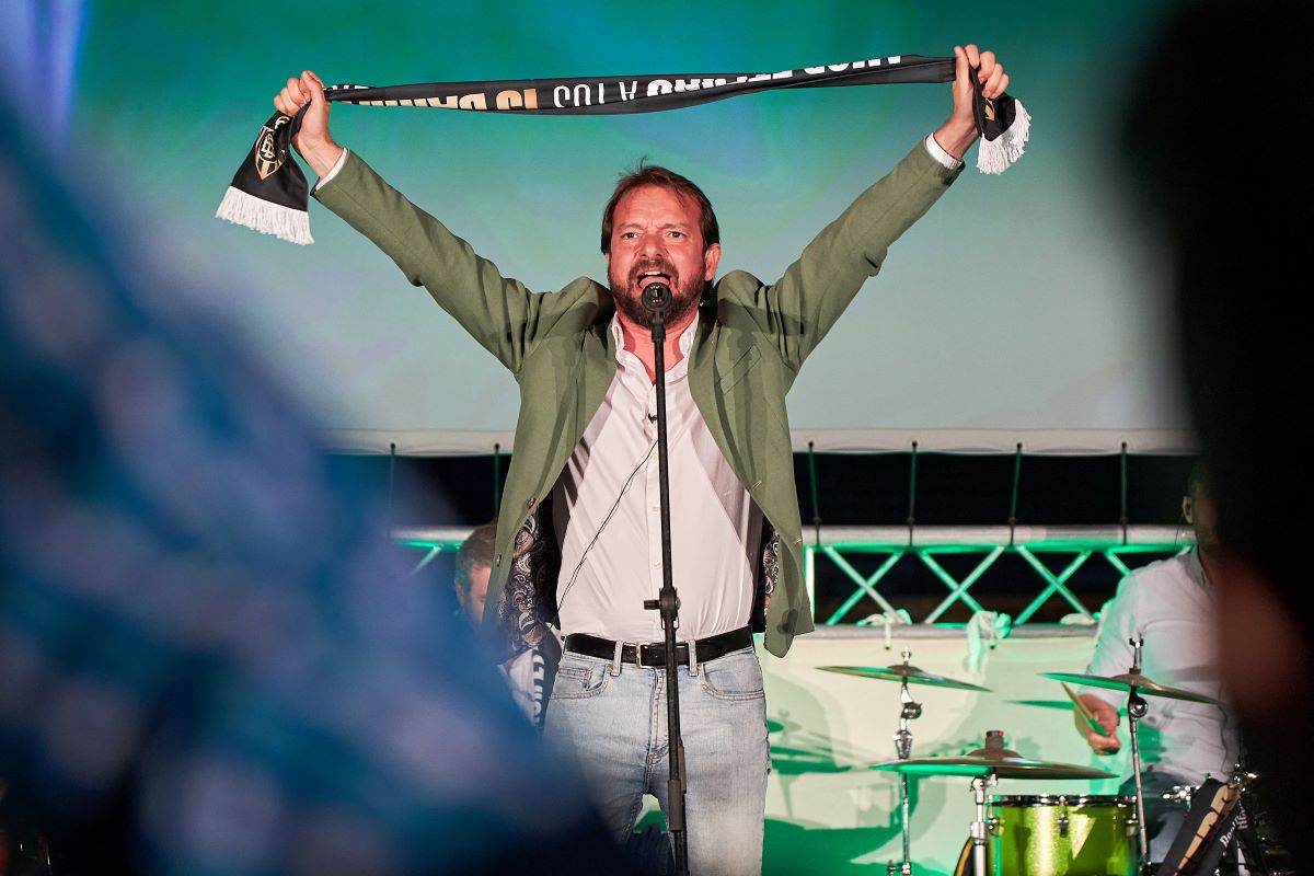 Álex Ortiz canta el nuevo himno del Real Betis en el acto 'Siempre Verdiblancos' en el Benito Villamarín | Salvador López Medina para El MIRA