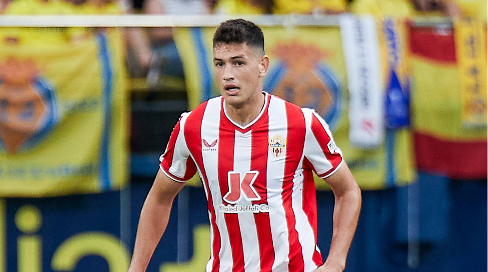 César Montes durante el partido de la UD Almería disputado ante el Villarreal CF
