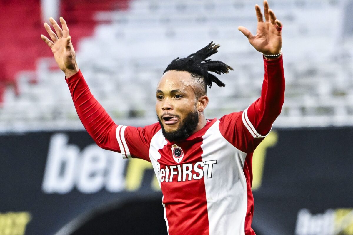 Chidera Ejuke celebra un gol anotado con la elástica del Royal Amberes FC