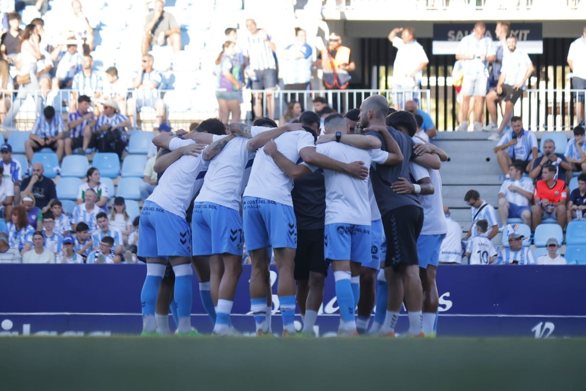 Jugadores del Málaga CF antes de jugar ante el Nástic en La Rosaleda
