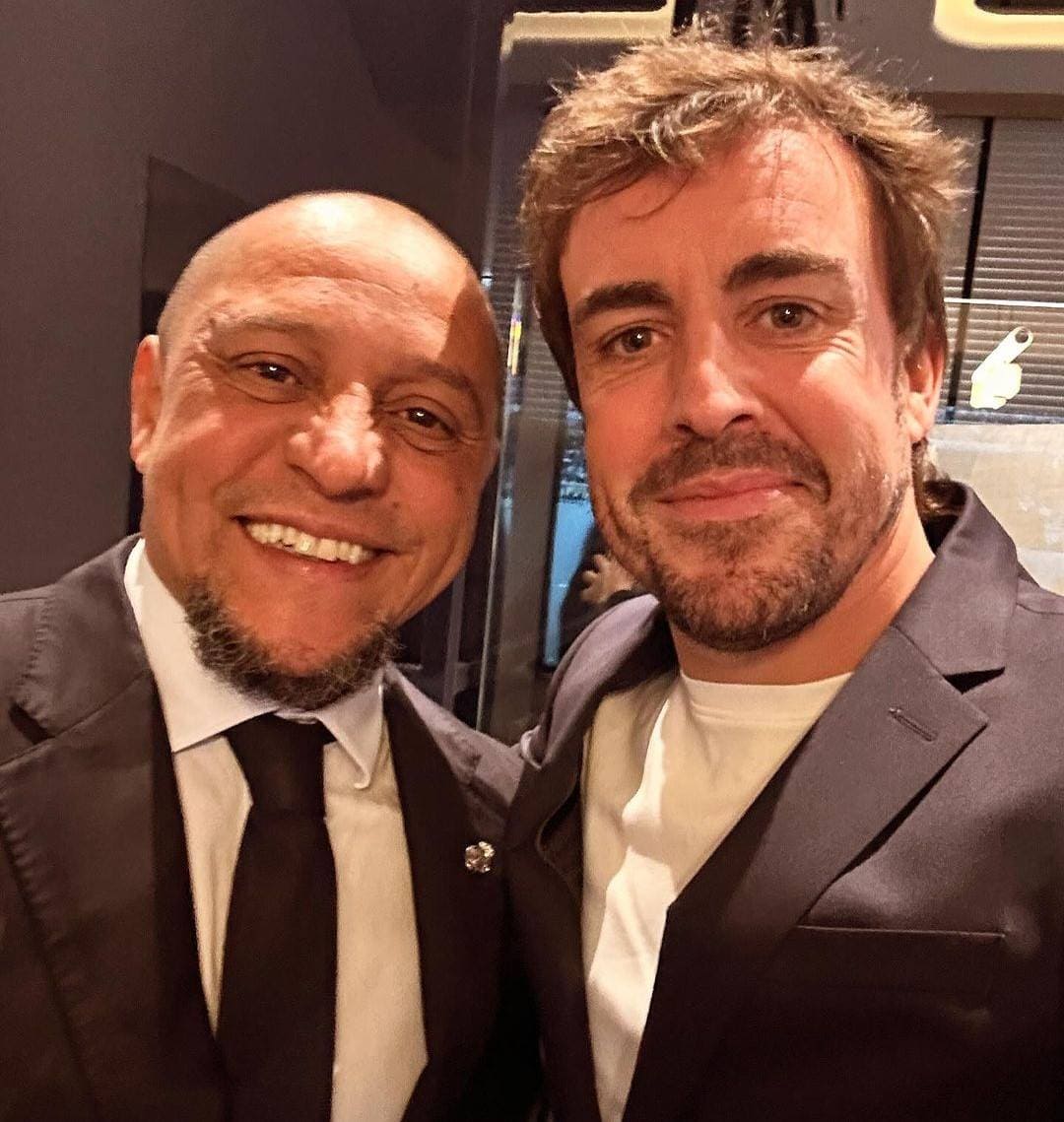 Fernando Alonso con Roberto Carlos durante un partido del Real Madrid