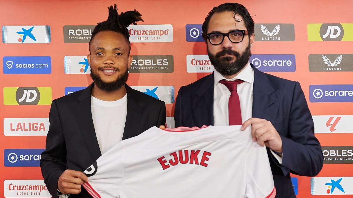 Chidera Ejuke y Víctor Orta en la presentación del jugador con el Sevilla FC | Salvador López Medina para El MIRA