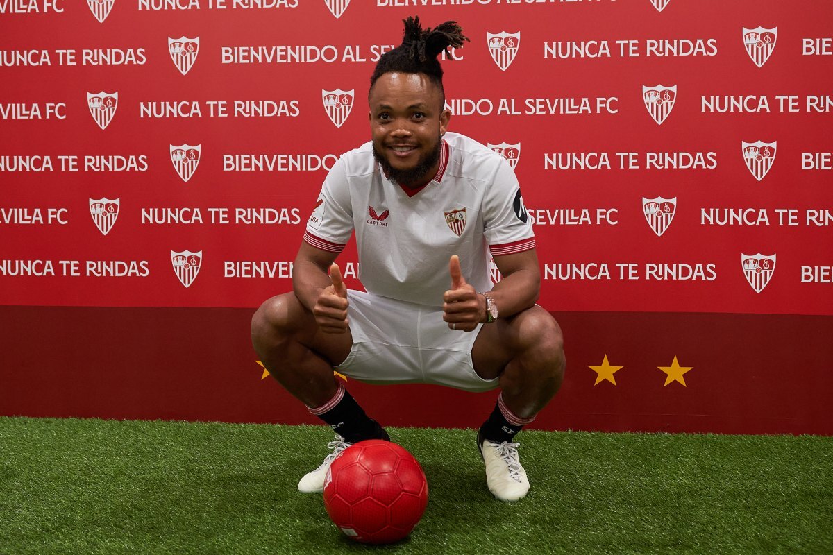 Chidera Ejuke posa con la camiseta del Sevilla FC en su presentación | Salvador López Medina para El MIRA