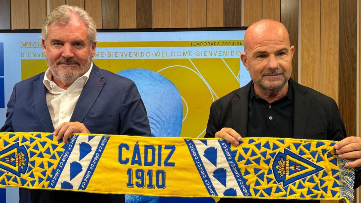 Paco López y Manuel Vizcaíno posan en la presentación del nuevo técnico del Cádiz CF