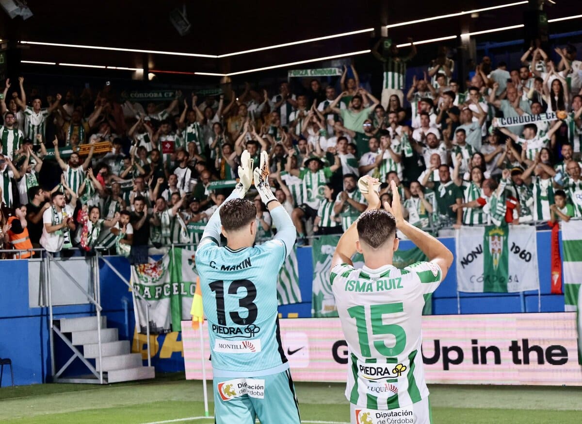 Jugadores y afición del Córdoba CF en el Estadi Johan Cruyff