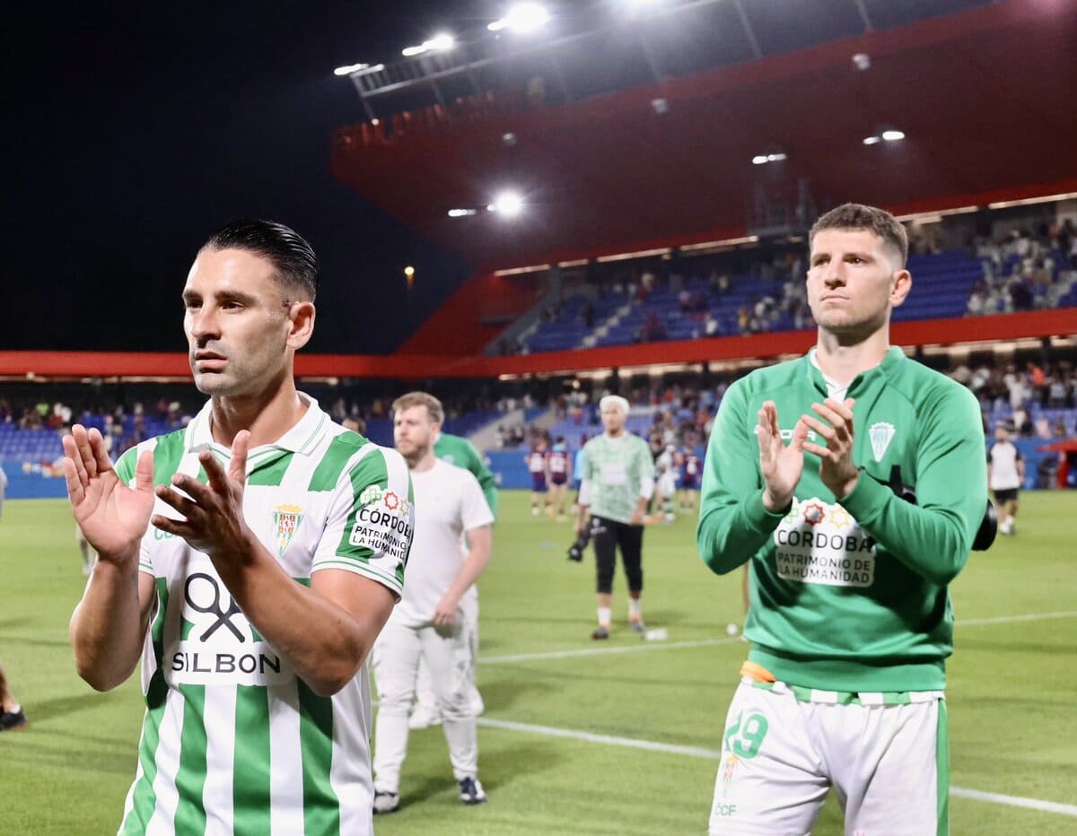 Jugadores del Córdoba CF tras empatar contra el Barça B